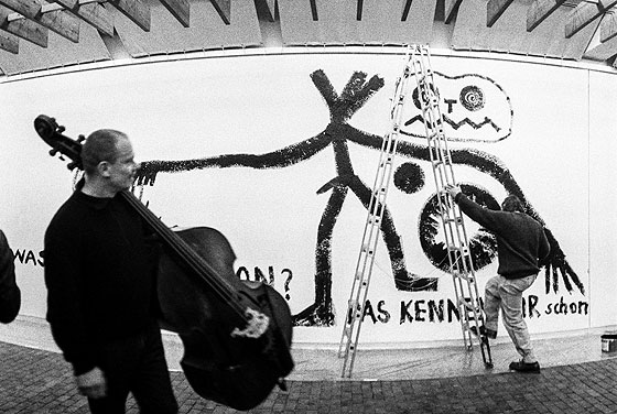 Peter Kowald, A. R. Penck beim Workshop Freie Musik, Akademie der Künste/Berlin, 1984